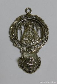 Antiguidades: Antigua Benditera en plata maciza. Mide 6,5 cms de altura x 3,8 cms de anchura. Una preciosidad, ve